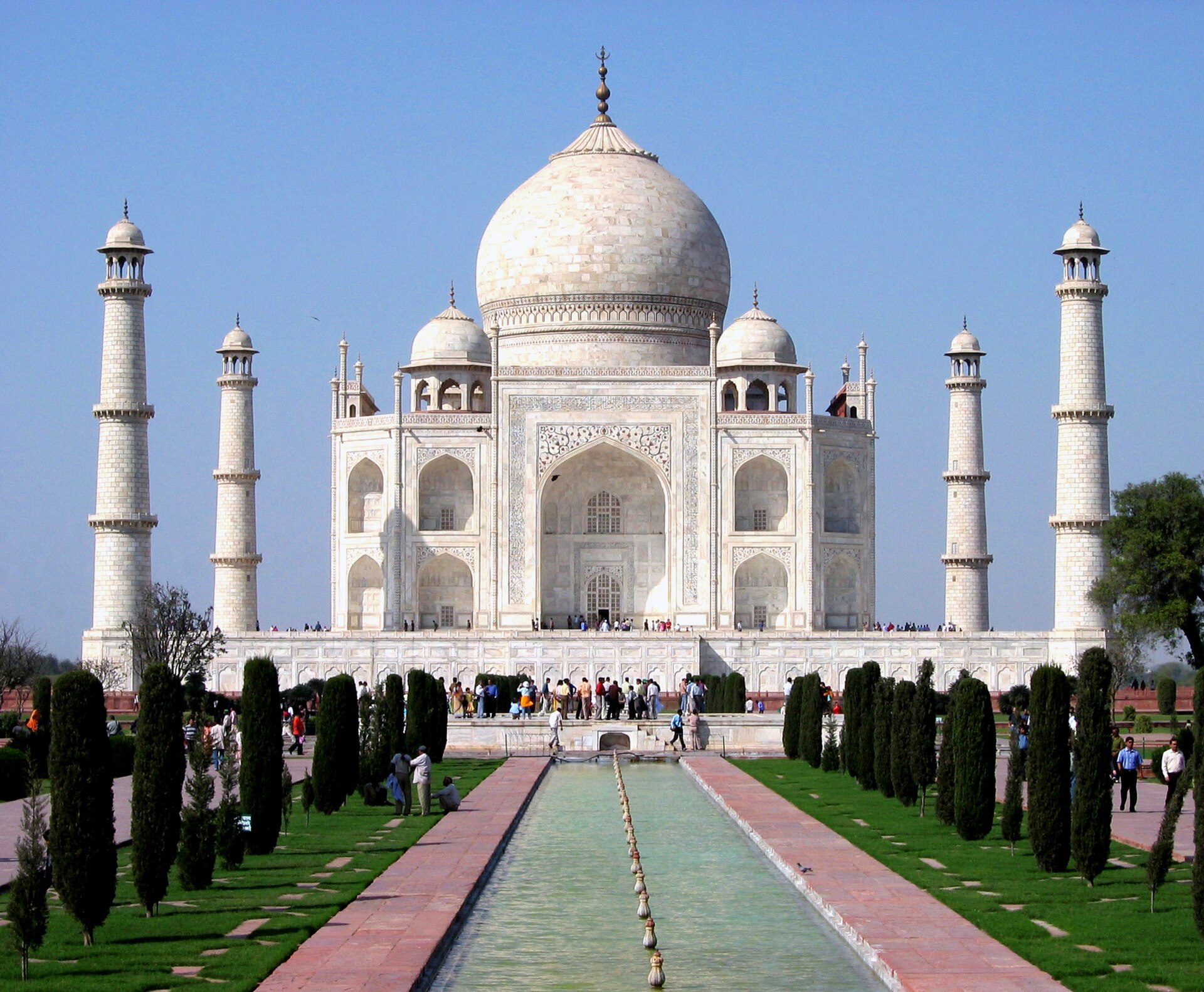 An empty morning at the Taj